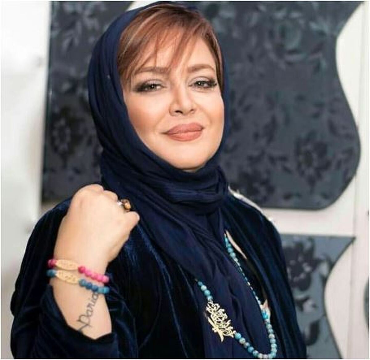 ست پوشی بهاره رهنما با دسته گل جذابش از طرف یک مخاطب خاص!