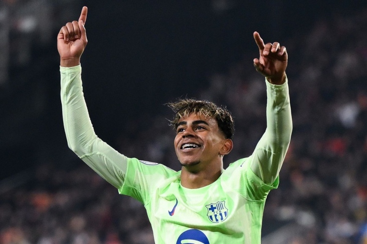 یامال گفت که به خاطر مادربزرگش امضای قرارداد با بارسلونا را به تعویق انداخته است