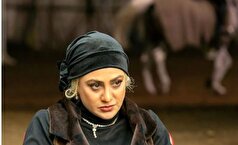 ژست منحصر‌به‌فرد آزاده صمدی با استایل کژوال در یک مکان هنری