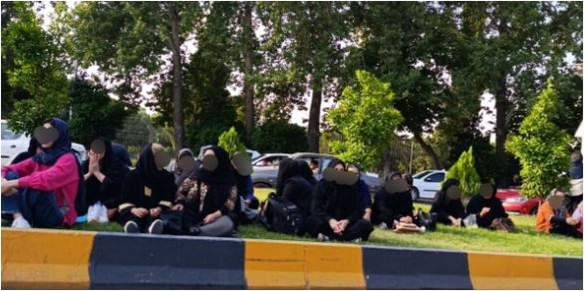 تصویر شکار شده از مادران نگران بیرون از حوزه کنکور فرزندانشان