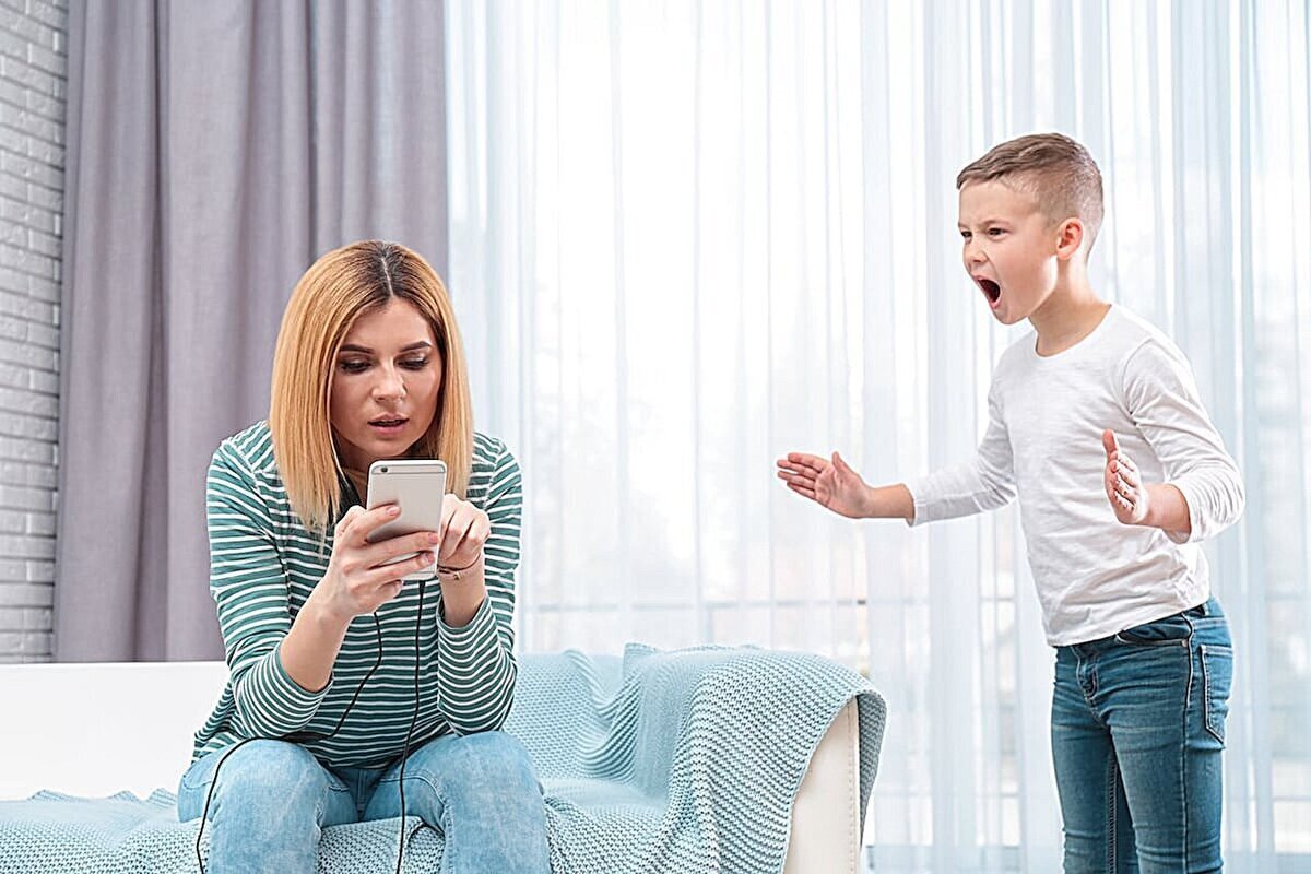 تلفن‌های هوشمند چه تاثیری بر تعامل والدین و کودک دارند؟