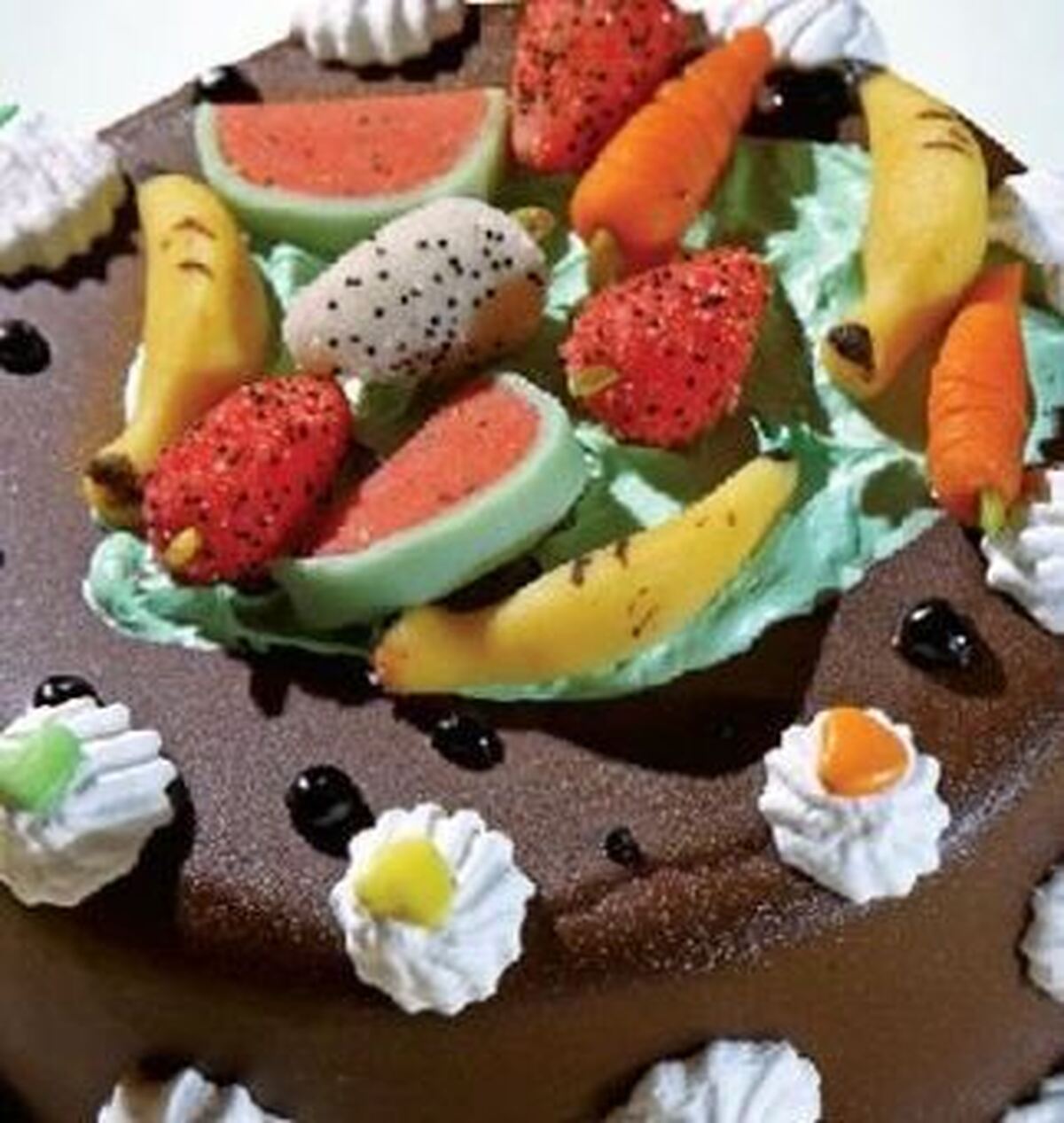 کیک بستنی موز و توت فرنگی مناسب برای پذیرایی‌های خاص و ویژه