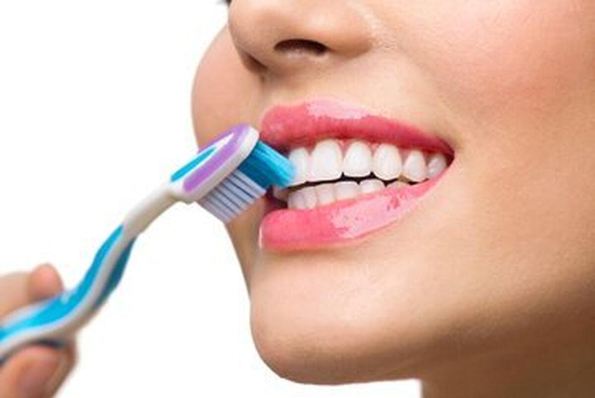 بهترین زمان مسواک زدن برای سلامت دندان و دستگاه گوارش