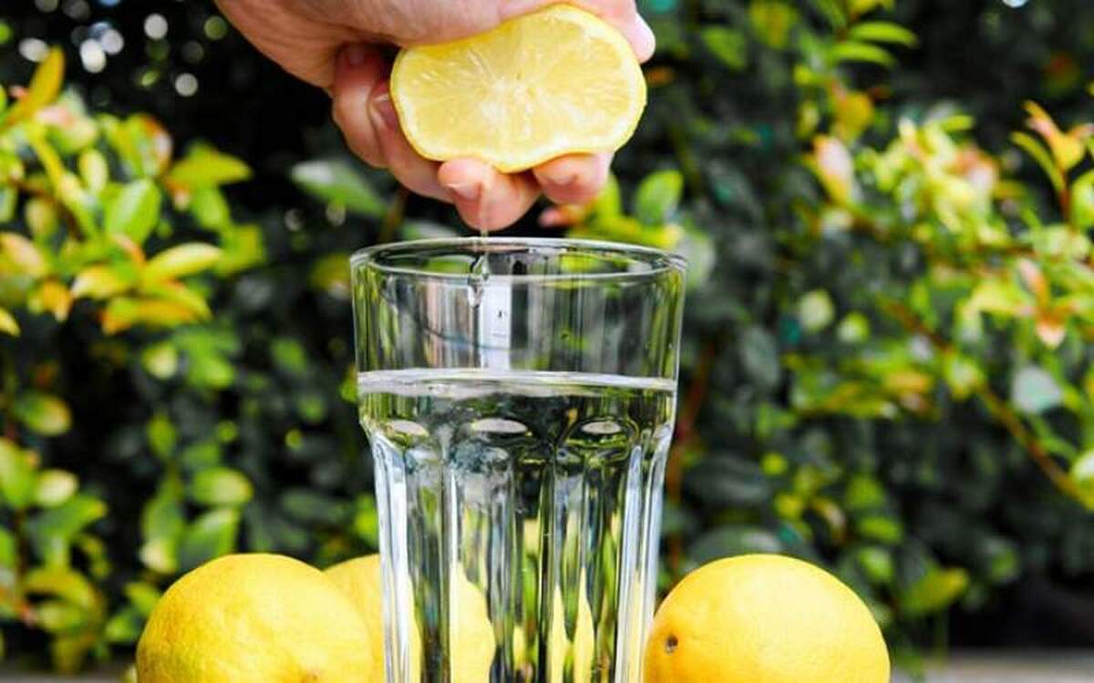 اگر مشکل هضم غذا دارید، یک لیوان آب‌لیمو تازه ناشتا عالی است!