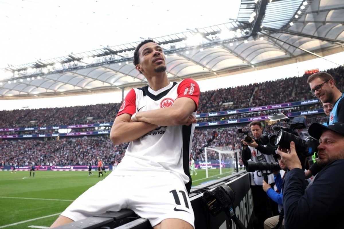 رومانو: لیورپول به آینتراخت فرانکفورت ۹۰ میلیون یورو بدون احتساب پاداش برای اکیتی کی پیشنهاد داده است