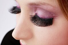 پزشکان چشم دختر ۱۴ ساله‌ای را که با چسب کفش مژه هایش را چسبانده بود، نجات دادند