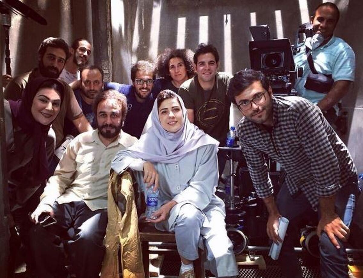 مازیار لرستانی با مدل موی فکلی و مانتوی اپل دار دهه شصتی!