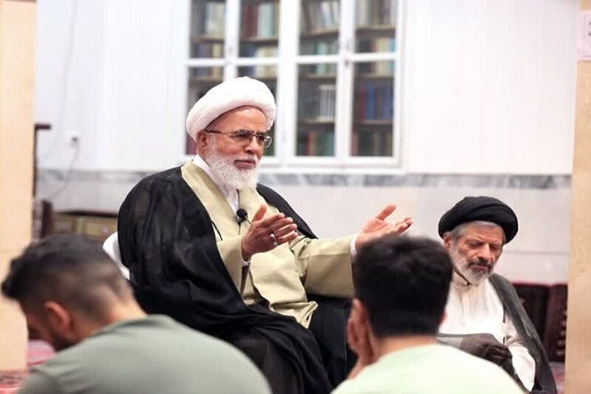 قیام امام حسین (ع) نهضت عاشورا را زنده نگهداشته است