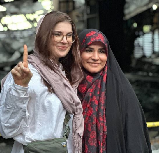 یک قاب تکرار نشدنی از خبرنگار آمریکایی در کنار سحر امامی+عکس