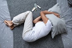 پزشک توضیح می‌دهد که چگونه نور تلفن همراه خواب را مختل می‌کند