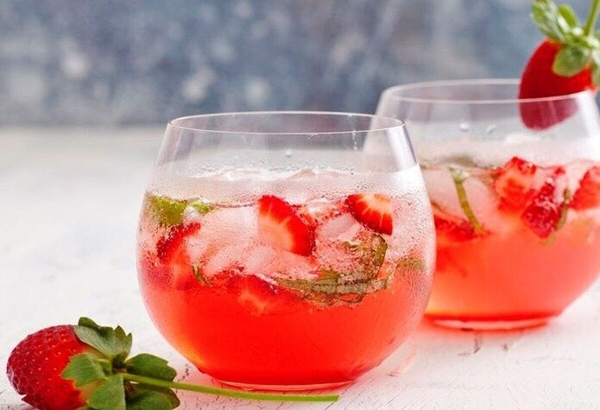 طرز تهیه شربت توت فرنگی +مواد لازم/ایده برای مهمانی‌ها!