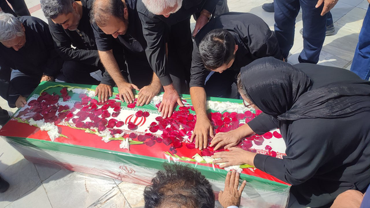 عکس| شهید مینوچهر به خاک سپرده شد