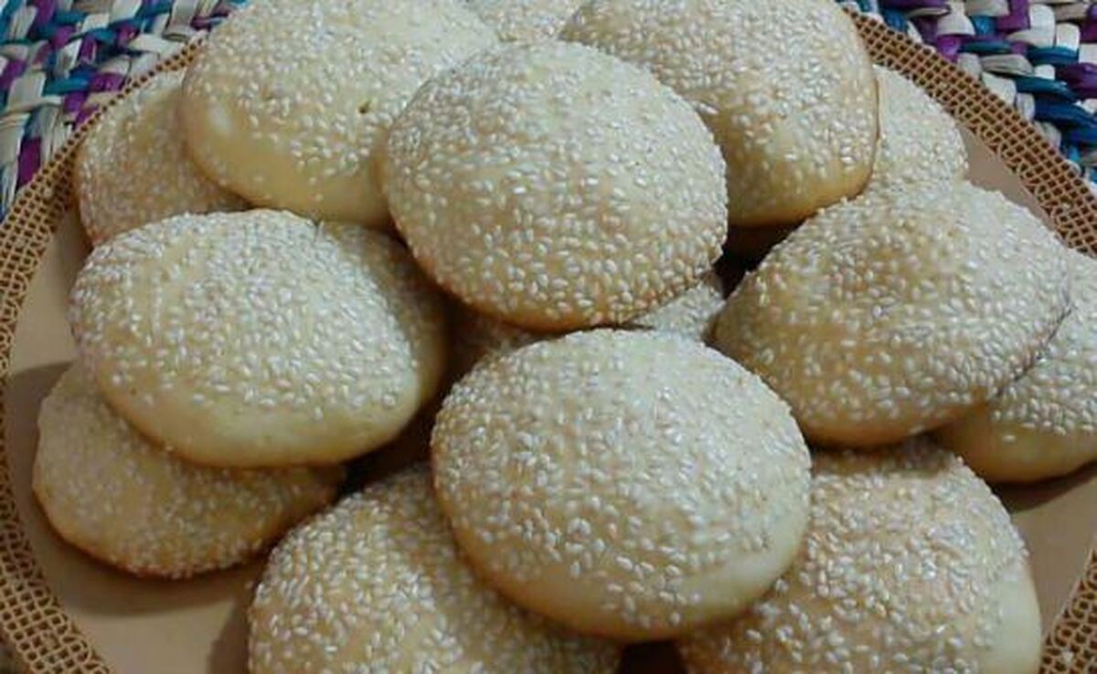 با این رسپی در خانه کلوچه کنجدی با طعم بهشتی آماده کنید