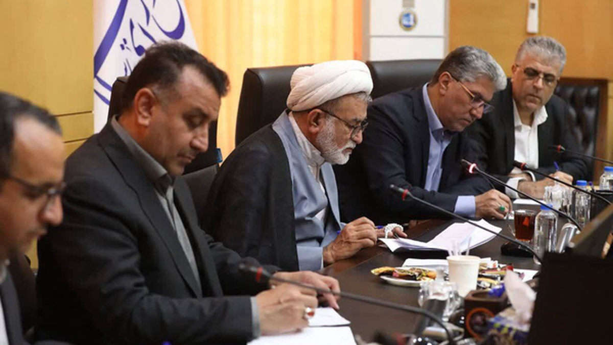 همتی‌: نظارت بر توزیع سوخت در کمیسیون انرژی بررسی شد