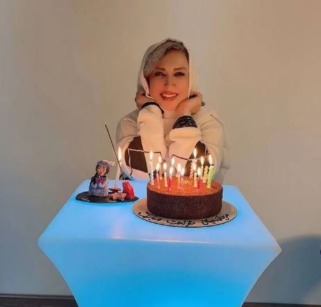 ژست‌های بچگانه مرجانه گلچین در شب تولدش سوژه شد