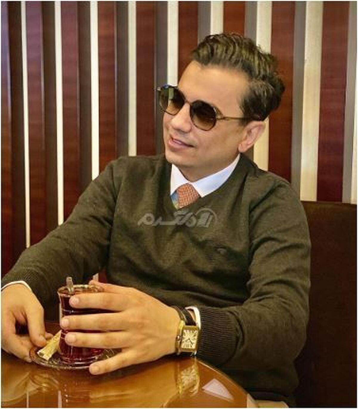 سلفی جالب و دیدنی محسن ابراهیم زاده کنار بادیگارد هرکول مانندش!