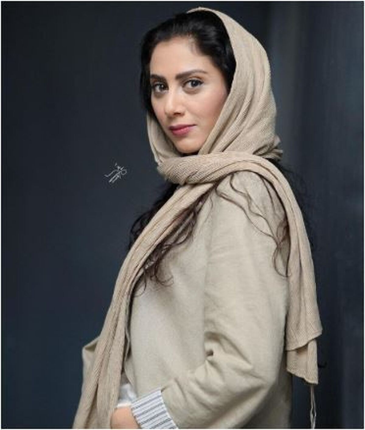 تصویر دردناک شکار شده از عزاداری مونا فرجاد سر مزار مادرش/روحش شاد