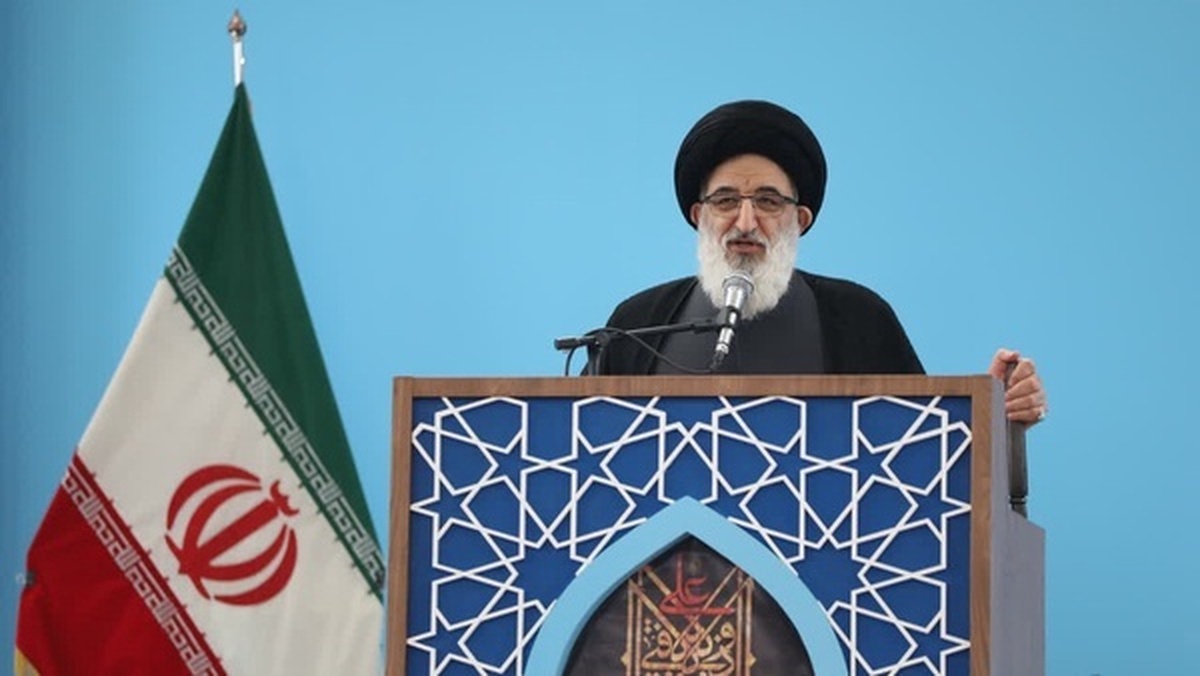 امام جمعه کرج: تعامل با آمریکای ظالم خیانت به آرمان‌هاست