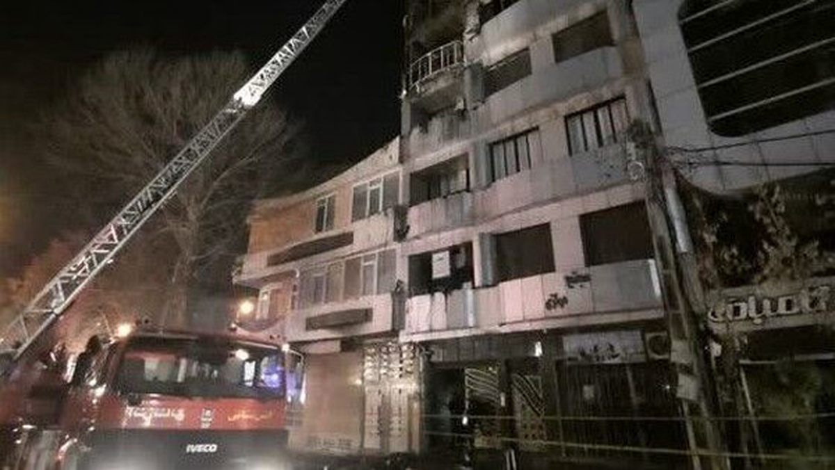 نجات ۳ نفر از حریق ساختمان ۱۱ طبقه کرمانشاه