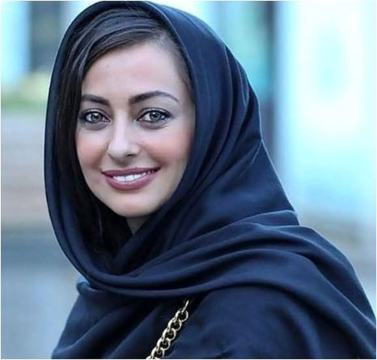 عکس یادگاری نفیسه روشن کنار خداداد عزیزی در پشت صحنه یک کار مشترک