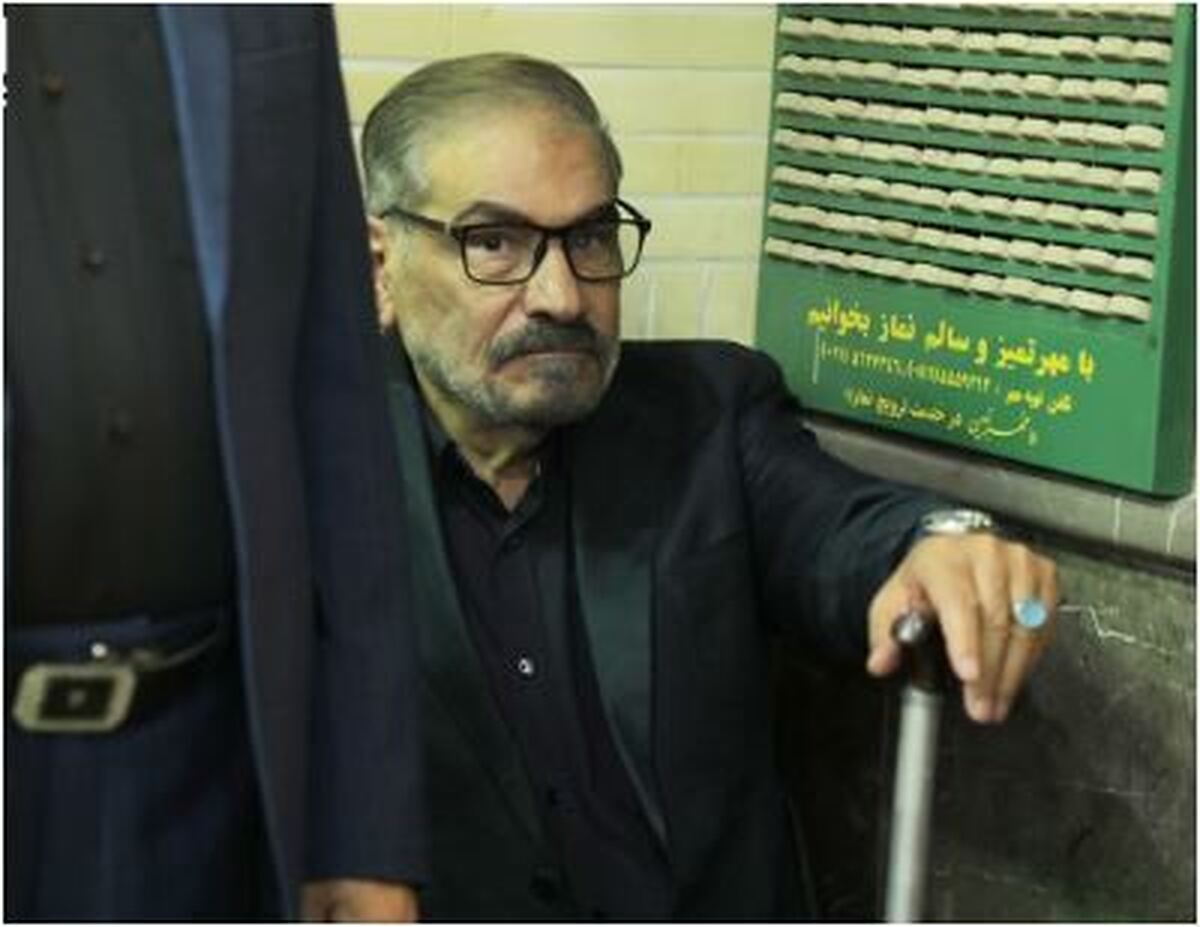 تصویر وایرال شده از شمخانی در یک مراسم بزرگداشت