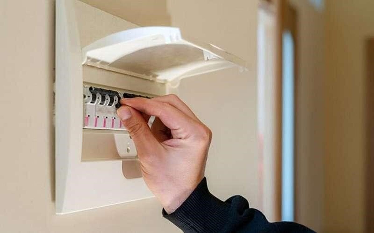 چگونه از آسیب به وسایل برقی به هنگام قطعی برق جلوگیری کنیم؟