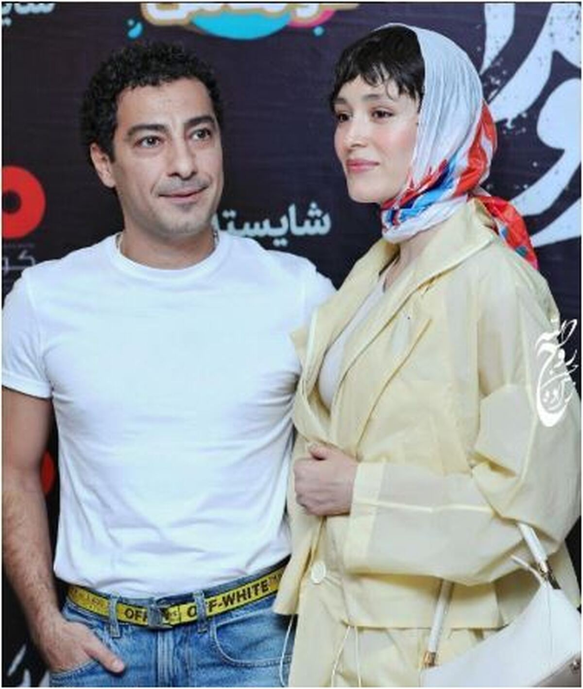 سلفی خانوادگی نوید محمدزاده کنار همسر و دوست مشترکشان در ماشین لاکچری آقای بازیگر