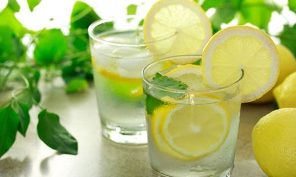 ۱۰ خاصیت نوشیدن صبح گاهی آب ولرم و لیمو