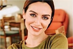 تصاویر پر غرور بیرجه آکالای بعد از دریافت جایزه بهترین بازیگر زن