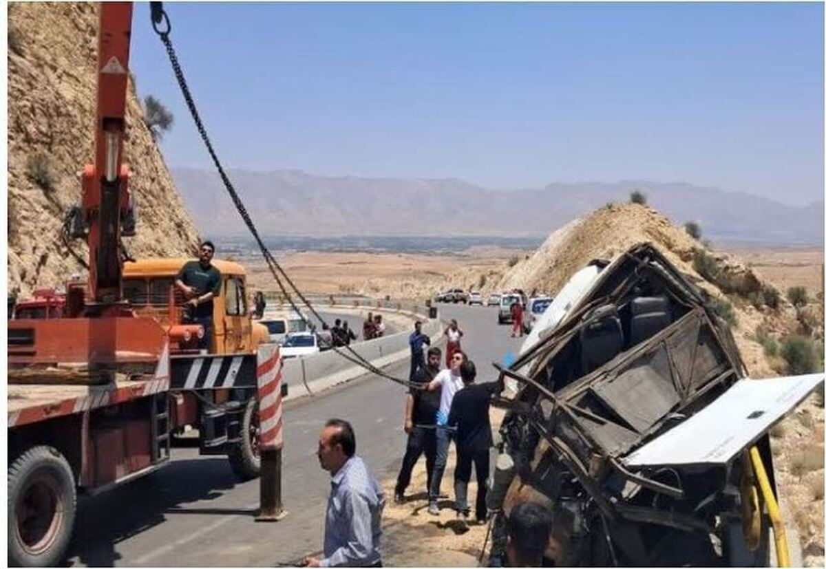 دلایلی که باعث واژگونی اتوبوس در جاده فیروزآباد شدند اعلام شد