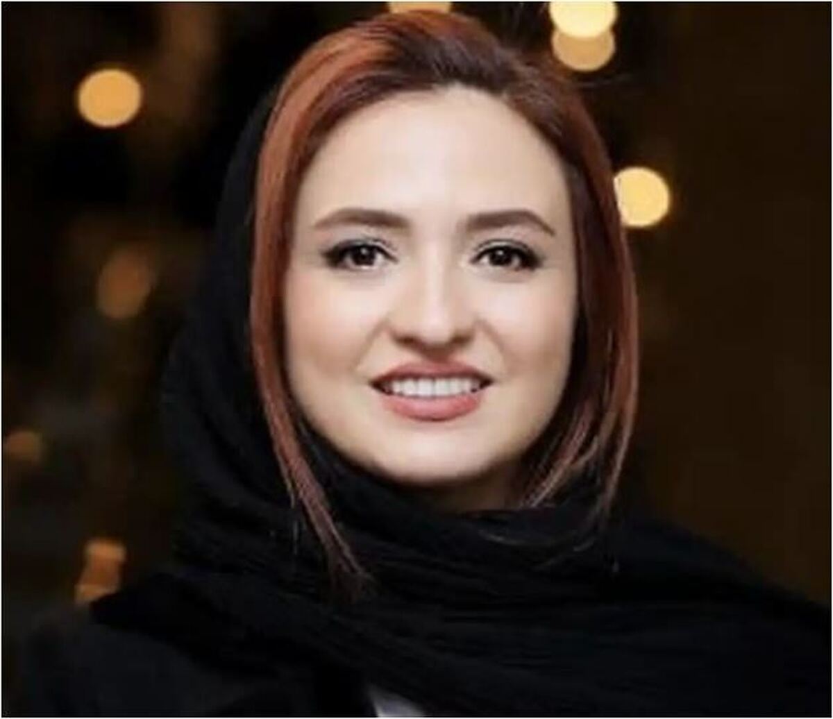 تصویر دلنشین وایرال شده از گلاره عباسی در یک نشست کتابخوانی
