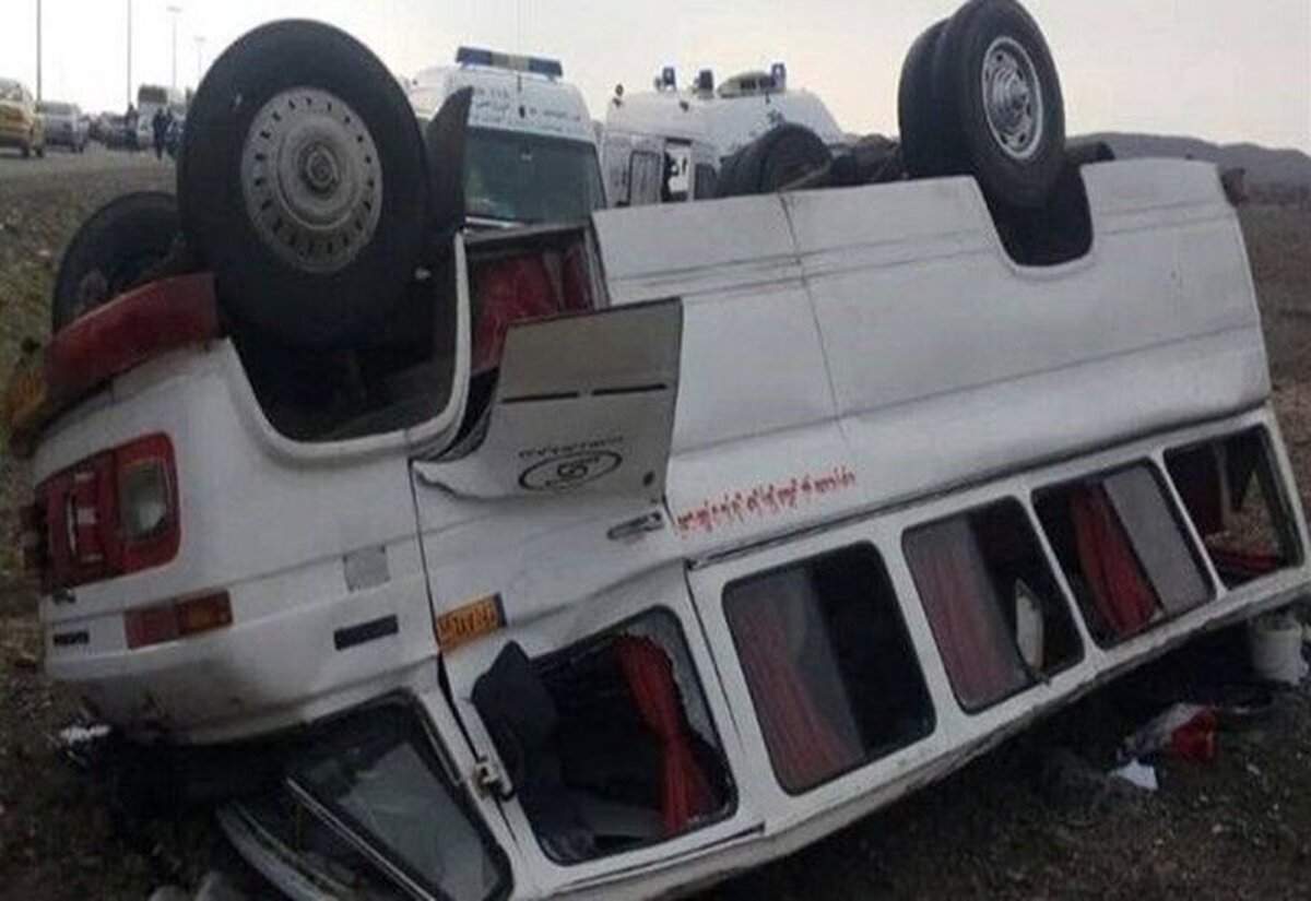 مصدوم شدن ۱۴ نفر در واژگونی مینی‌بوس در گردنه صلوات‌آباد کردستان