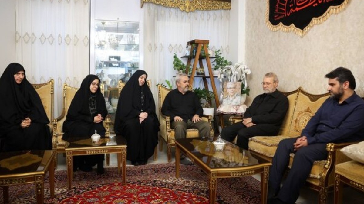 دیدار علی لاریجانی با خانواده شهید سپهبد باقری