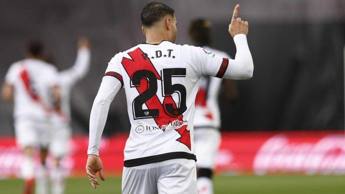 رائول دِ توماس حرفش را باز می‌کند: «روزنامه‌نگار‌هایی بودند که می‌گفتند من یک جعبه بمب در رختکن هستم.»