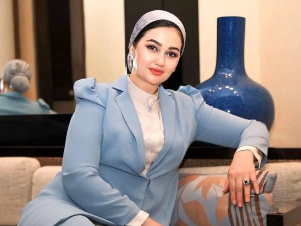 ژست خانومانه تهمینه رجبوا با کت و شلوار آبی آسمانی وایرال شد
