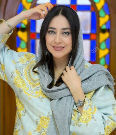 مانتو مزونی و شیک بهاره کیان افشار با رنگ زرد کره‌ای!