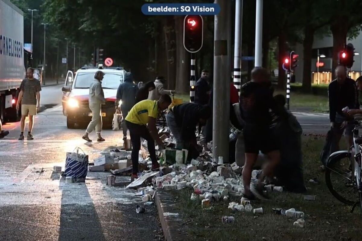 مردم هلند ماست‌هایی را که از کامیون پشت چراغ قرمز بیرون افتاده بود، ربودند