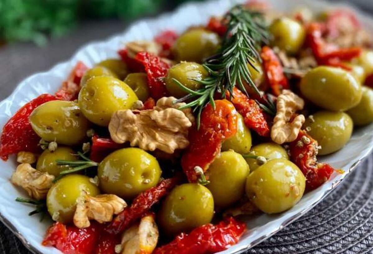 رسپی سالاد زیتون+سس مخصوص/مخصوص افرادی با ذائقه خاص!