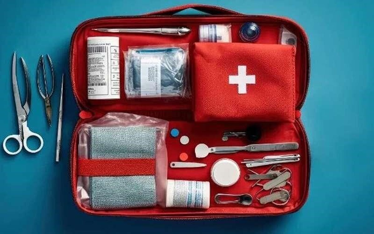 در یک جعبه کمک‌های اولیه استاندارد باید چه چیز‌هایی داشته باشیم؟