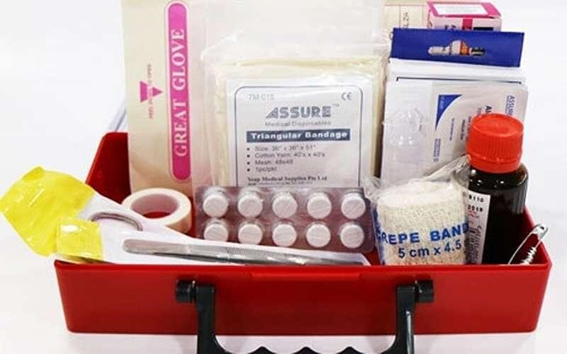 در یک جعبه کمک‌های اولیه استاندارد باید چه چیز‌هایی داشته باشیم؟
