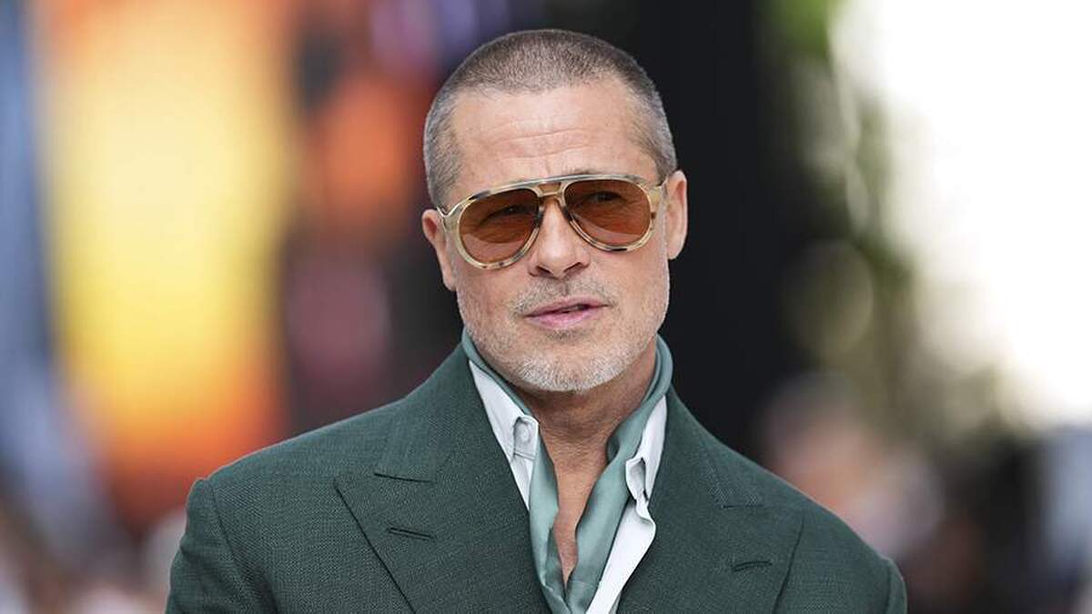 وال استریت ژورنال فاش کرد که برد پیت خانه‌ای ۱۲ میلیون دلاری از یکی از اعضای گروه «قاتلان» خریداری کرده است.