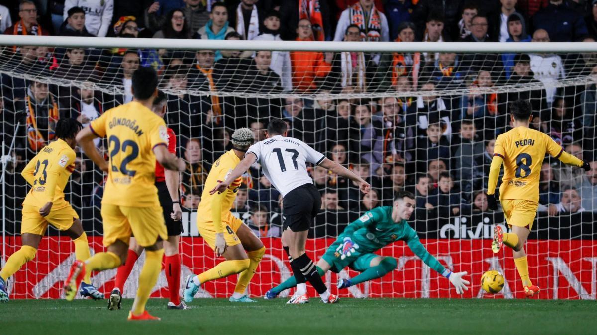 باشگاه فوتبال بارسلونا در حال آماده شدن برای فروش دیگری است