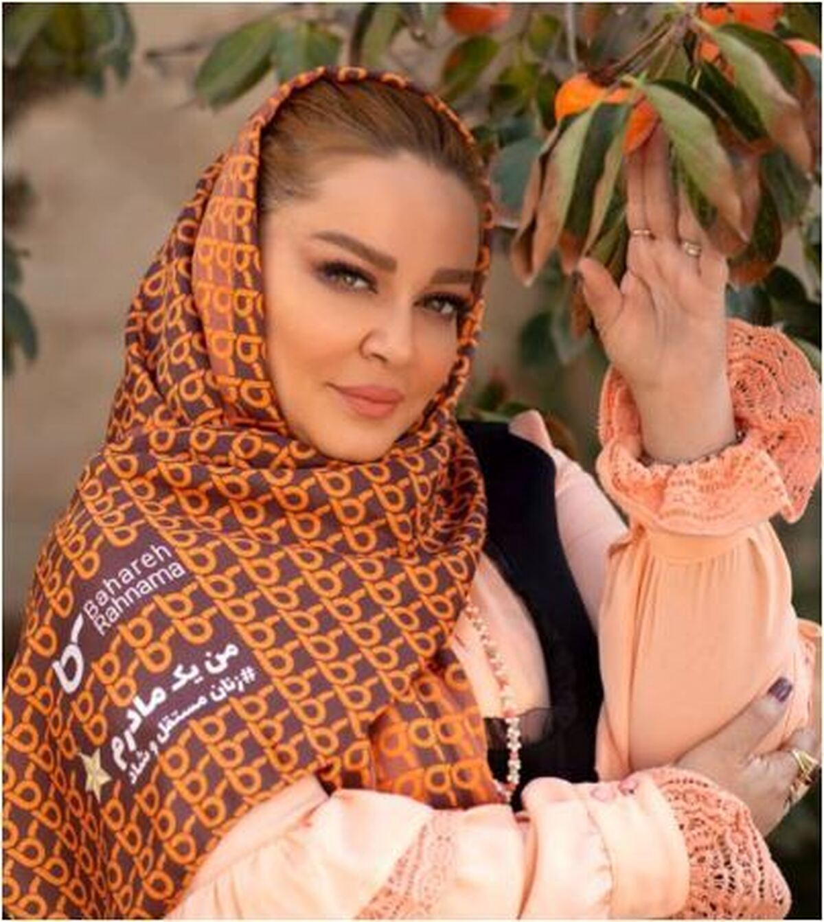 چهره ناراحت و متفکرانه بهاره رهنما در پشت صحنه نمایش جدیدش