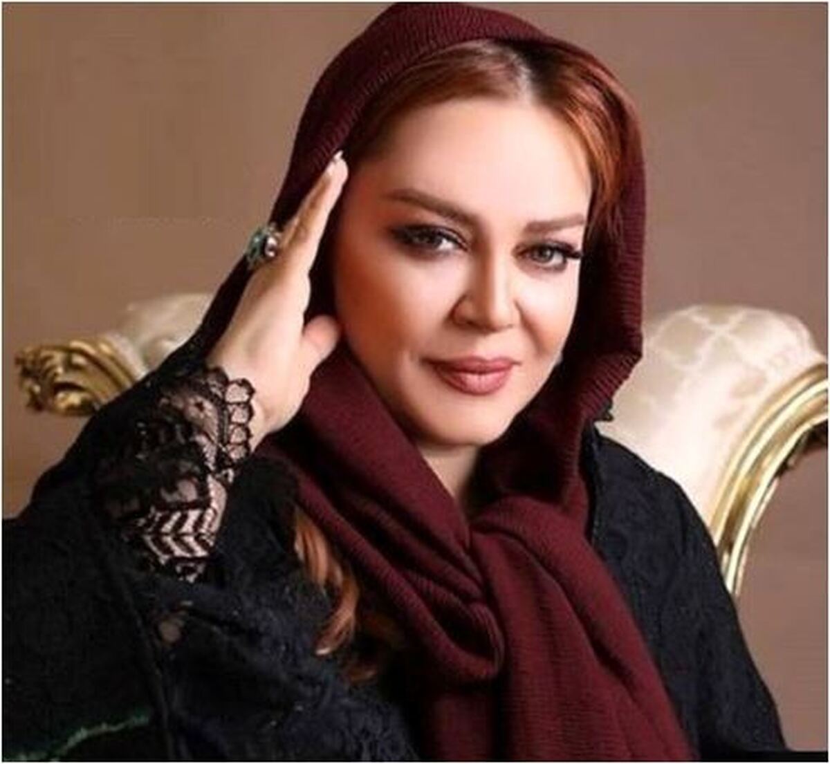 استایل جدید و خیره کننده بهاره رهنما به رنگ مشکی با کفش‌های پاشنه بلند نارنجی اش تکمیل شد!