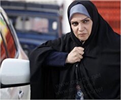 تصویر شکار شده از الهام پاوه نژاد در حال حمل تابوت مادرش در روز خاکسپاری ایشان/روحش شاد