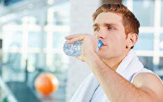 چرا باید یک لیوان آب نیم ساعت قبل از غذا خوردن بنوشیم؟