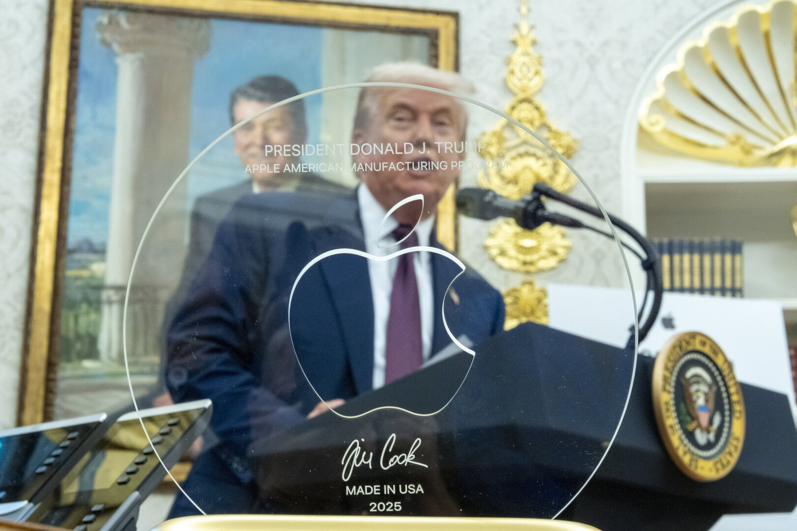 رهبران و بازرگانان جهان با طلا، هدایا و چاپلوسی، ترامپ را جذب می‌کنند