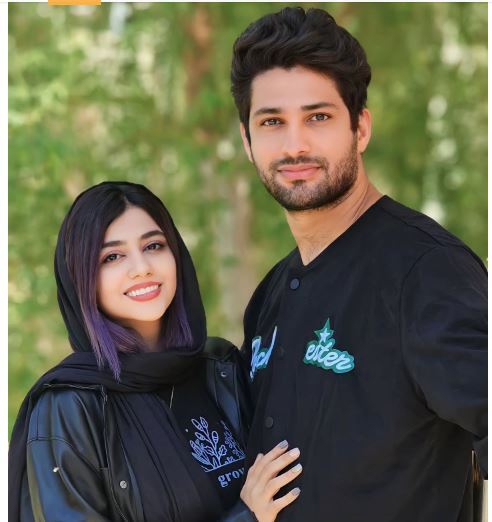 سرنا امینی با مو‌های بنفش فانتزی در کنار همسر خوش قد و بالاش!