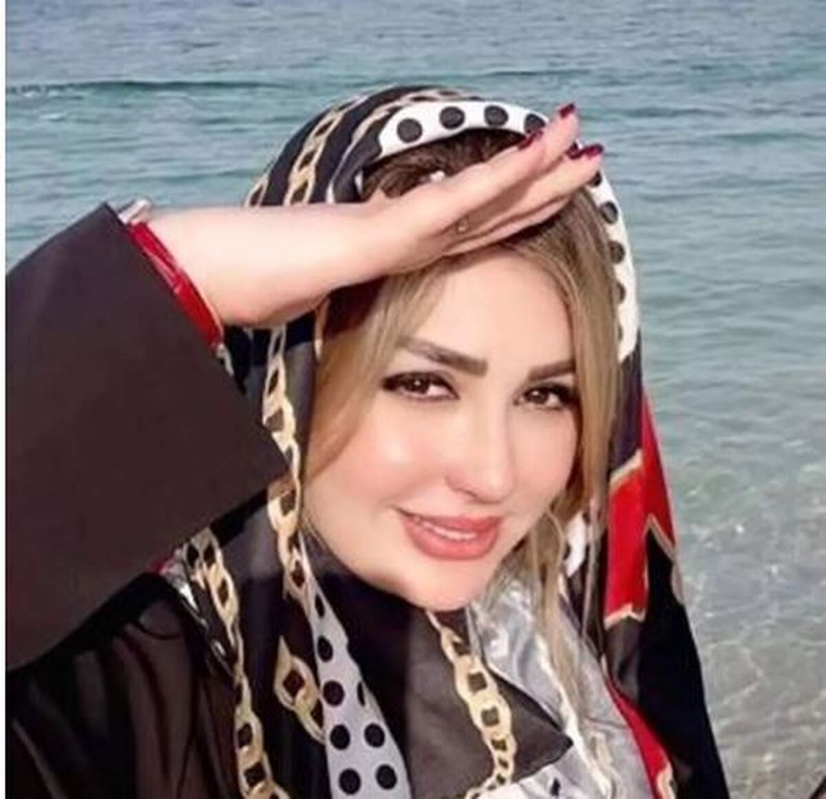 عکاسی حرفه‌ای از نیوشا ضیغمی پشت میز کاری!