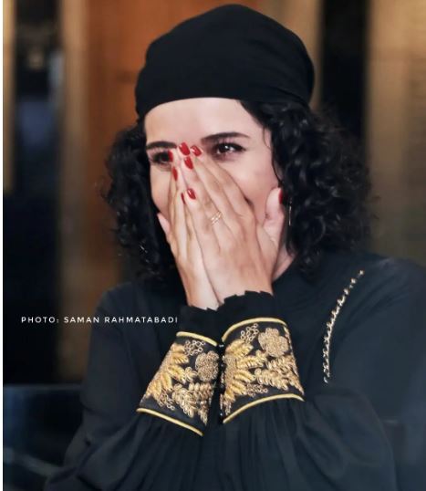 شکار پریناز ایزدیار با یک ژست کیوت در حین خندیدن! شکار پریناز ایزدیار با یک ژست کیوت در حین خندیدن!